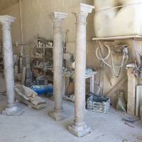 Columnas en travertino olivillo