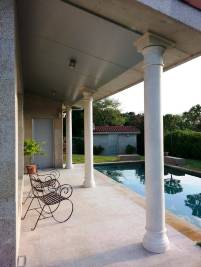 Revestimiento de pilares de hierro con columnas de mármol