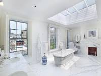 baño con bañera de mármol 01