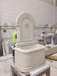 Fuente de pared en mármol crema