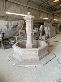 Fuente-travertino-olivillo-montada-en-fabrica 01