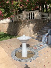 Fuente marmol blanco apomazado finalizada y montada 03