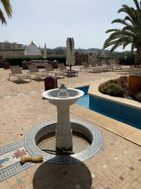 Fuente marmol blanco apomazado finalizada y montada 04