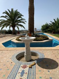 Fuente marmol blanco apomazado finalizada y montada 05