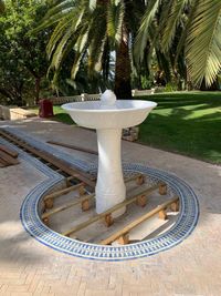 Fuente marmol blanco apomazado finalizada y montada 07