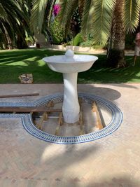 Fuente marmol blanco apomazado finalizada y montada 08