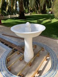 Fuente marmol blanco apomazado finalizada y montada 09