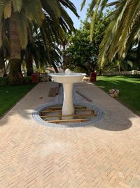 Fuente marmol blanco apomazado finalizada y montada 11