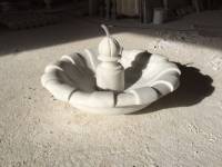 Plato fuente con gallones en mármol blanco macael