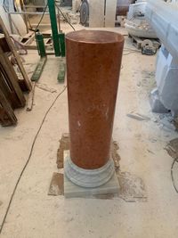 Pedestal columna en m&aacute;rmol blanco y rojo 02