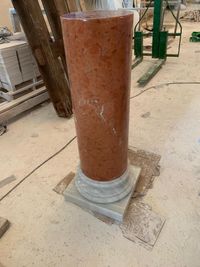 Pedestal columna en m&aacute;rmol blanco y rojo 04