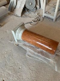 Pedestal columna en mármol blanco y rojo 07