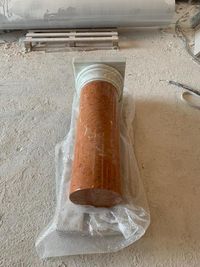 Pedestal columna en mármol blanco y rojo 08