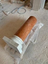 Pedestal columna en mármol blanco y rojo 09